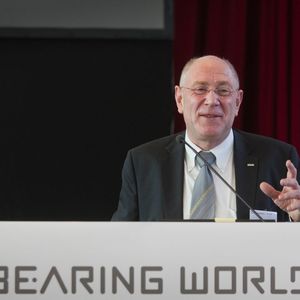 Prof. Gerhard Poll begrüßt die über 200 Teilnehmer des ersten internationalen Lagerkongresses Bearing World.