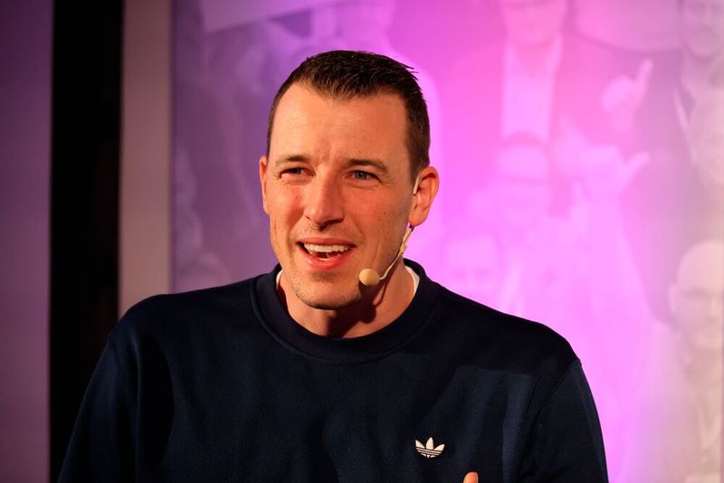 Handballweltmeister Dominik Klein zeigte, dass auch ein erfolgsverwöhnter Spitzensportler mit Niederlagen zu kämpfen hat. Und dass man wieder in die Erfolgsspur zurückfinden kann. Nicht zuletzt dank Hilfe von außen sogar stärker als zuvor. (Bild: Msachinenmarkt/rw)