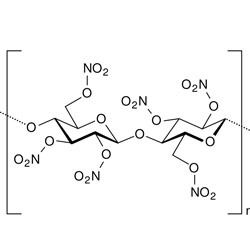  Cellulosenitrat (1920)    Cellulosenitrat ist eine weiße, faserige, geruch- und geschmackslose Masse. Sie wird umgangssprachlich auch als Nitrocellulose (oder Nitrozellulose) bezeichnet. Diese Bezeichnung ist gemäß der IUPAC-Nomenklatur problematisch, denn es handelt sich nicht um eine RC-NO2-Bindung, wie es das Präfix „Nitro-“ verlangt, sondern um einen Ester der  Cellulose  mit der Nitrat-Gruppierung RCO-NO2.   (Archiv: Vogel Business Media)
