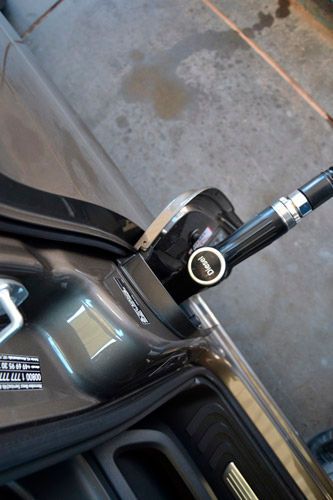 …Diesel, tankt sich die V-Klasse derzeit gut gelaunt voll. (Foto: Michel)