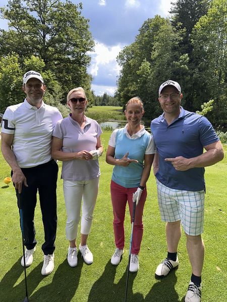 Wer erspielt heute die meisten Punkte: (v. l.) Frank und Karla Heine (Marvell) oder Ina Scherk (Reisebüro xgolftravel) und Manuel Machata (Sportler)? (Bild: VOGEL IT-MEDIEN)