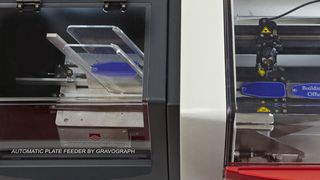 Die automatische Schilderzuführung wird über ein I/O-Kabel und per Plug & play installiert. Für die Zuführung der Schilder sind weder Schmiermittel noch Druckluft erforderlich,  Bild: Gravotech (Archiv: Vogel Business Media)