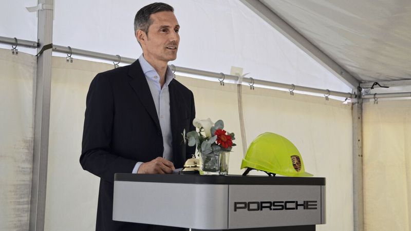 Für Geschäftsführer Oliver Glöckler als Investor ist der Bau des neuen Standorts ein „logischer Schritt“, weil der Händler damit Kunden im westlichen Stadtgebiet Frankfurts eine neue Anlaufstelle gibt. (Bild: Achter – »kfz-betrieb«)