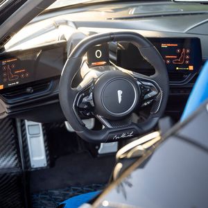 Das Ambiente ist zwar nicht ganz so barock und verspielt wie bei Bugatti, aber nicht minder luxuriös.(Bild:  James Lipman/Pininfarina)