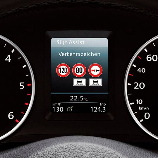Auf Angaben der Verkehrszeichenerkennung kann man sich laut ACEA nicht verlassen.(Bild:  VW)