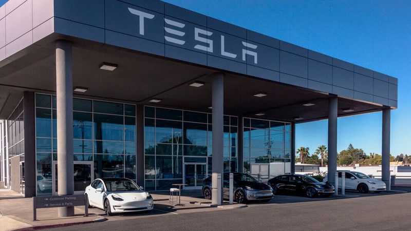 Teslas sogenannter Autopilot kann Fahrer nur unterstützen, aber nicht alleine chauffieren. (Bild: Tesla Motors)