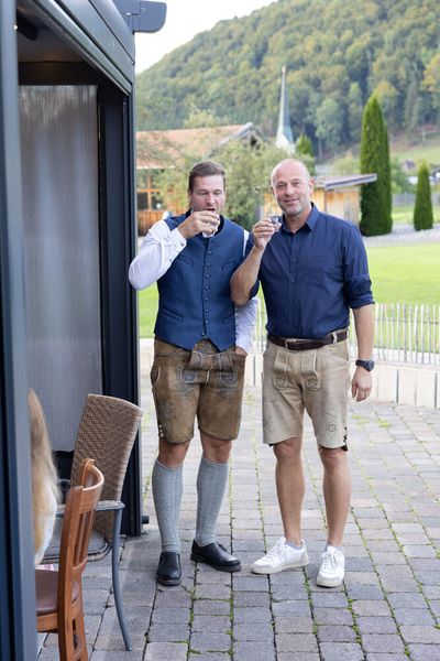 Die beiden Bobfahrer, Hansi Lochner und Tobi Schiegl, gönnen sich einen Schnaps nach getaner Arbeit. (Bild: Hans Breitenfellner)