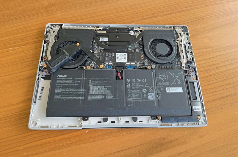 Das Innenleben des Expertbook Ultra: Bei den beiden Lautsprechermodulen sitzt jeweils ein Tieftöner auf der Ober- und Unterseite. Dazu kommen noch zwei separate Hochtöner neben dem Keyboard. (Bild: Vogel IT-Medien)