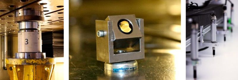 Kraftmesseinrichtung auf Belastungssäule, Tripelspiegel zur laseroptischen Messung und Messbalken mit taktilen Messtastern. (Bild: Fraunhofer-IWU)