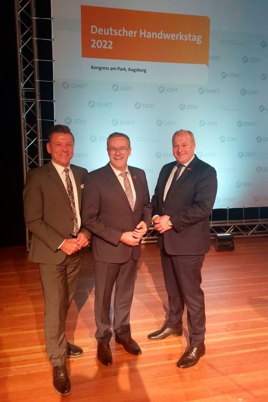 Bundesinnungsmeister und ZDK-Vizepräsident Detlef Peter Grün (r.) löst Ehrenbundesinnungsmeister Wilhelm Hülsdonk (l.) als Mitglied der ZDH-Präsidiums ab. Neuer ZDH Präsident ist Jörg Dittrich (Mitte).(Bild:  ZDK)