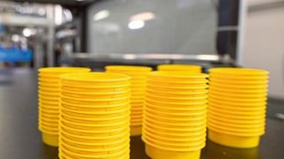 Die neuen thermogeformten Produkte sind hervorragend stapelbar und lassen sich leicht händisch oder auch maschinell entstapeln.  (Pöppelmann / RZ-Studio)