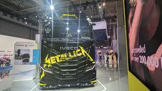 Iveco hat die Europa-Tournee der Metal-Giganten „Metallica“ gesponsert und legt zu dem Anlass ein Sondermodell auf. (Bild: Simon - VCG)