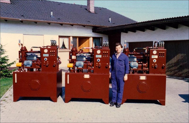 Die erste Kleinserie von Hydraulikaggregaten mit den ersten Mitarbeiter: Die Produkte wurden noch in der Garage gebaut (im Hintergrund: das frühere Wohnhaus des Firmengründers). (Schnupp)