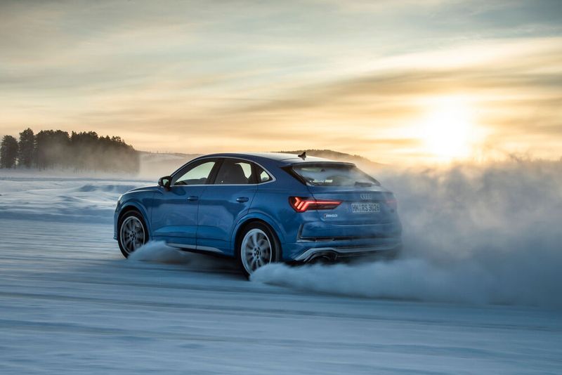 Die überwiegend glatten Straßen im winterlichen Lappland sind trotz legaler Spikes eine ganz schöne Herausforderung für den Antriebsstrang. (Bild: Audi)