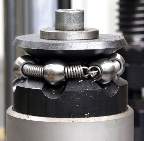 In den Fällen, in denen die Pumpen von innen gespannt werden müssen, setzt Kracht die
Zentrierspanner von Norelem ein. (Bild: Kracht GmbH)