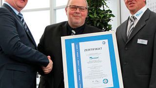 Das  Zertifikat wurde im Rahmen der Cemat 2016 feierlich übergeben. (Kaup)