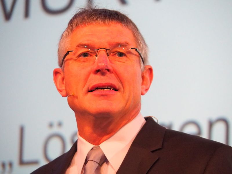 Namur chairman Dr. Wilhelm Otten emphasized the importance of interactive works in the Namur environment. Last year e.g. saw the creation of several ad-hoc research groups and workshops. (Sabine Mühlenkamp)