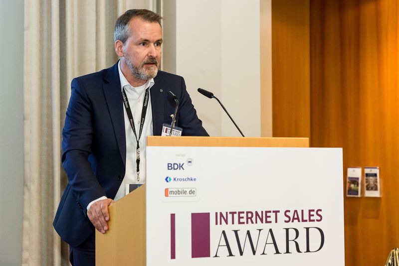 Stefan Fischer, Leiter Verkaufmanagement Pkw bei Mercedes Benz, lobte die Fahrzeug-Werke Lueg für deren Kundenzentrierung: „Lueg ist als Autohaus bestens aufgestellt, um in der Branche auf dem digitalen Weg künftig voranzugehen.“ (Stefan Bausewein)