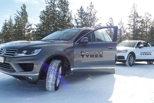 Bei traumhaften nordischen Winterbedingungen präsentierte Nokian Tyres den WR SUV 4. (Bild:  Rosenow)