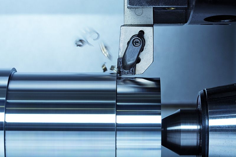2007: Mit der revolutionären «P3e»-Technologie können erstmals harte, thermisch stabile Metalloxidschichten bei Beschichtungstemperaturen unter 600 Grad auf Wendeschneidplatten aufgebracht werden. Beim Fräsen gehärteter Stähle und schwer zerspanbarer Materialien erschliesst «Balinit Aldura» neue Leistungsbereiche. (Bild: Archiv Oerlikon Balzers)