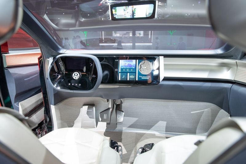 VW-Studie ID Roomzz: Das Lenkrad zieht sich in Ruhestellung zurück, was mehr Platz im Cockpitbereich schafft. Die vier Sitze können jetzt leicht nach innen geschwenkt werden und schaffen so eine Lounge-Atmosphäre zum entspannten Talk oder zum Kartenspielen.  (VW)