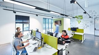 Eine gute Beleuchtung unterstützt auch die Kommunikation unter Kollegen, die gemeinsam an einem Projekt arbeiten. (Bild: Licht.de/Trilux)