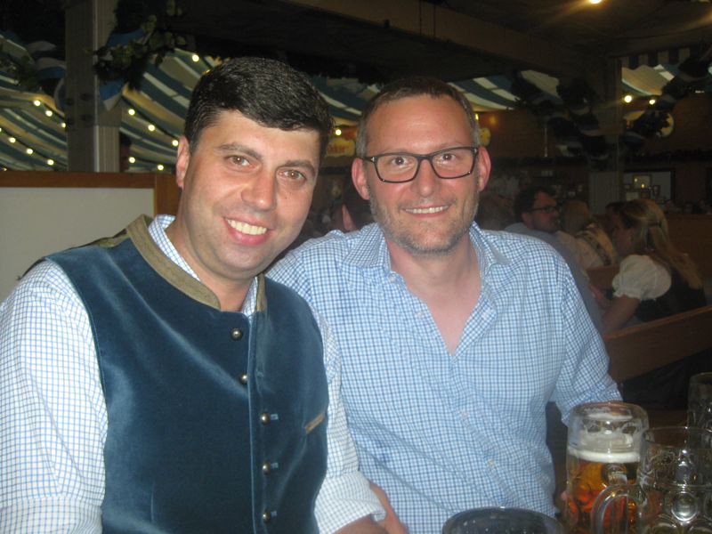 Sascha Viro und Yves Schaltegger (beide ALSO) freuen sich über einen gelungenen Abend  (IT-BUSINESS)