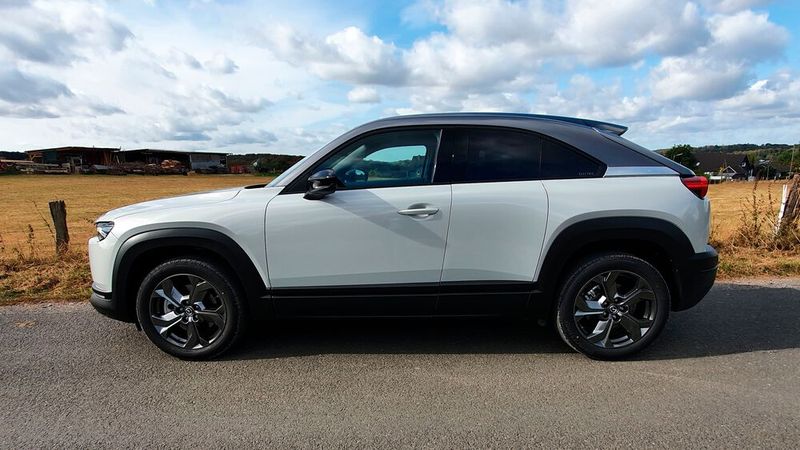 Der erste Mazda-Stromer ist knapp 4,4 Meter lang. (Bild: Mauritz/»kfz-betrieb«)