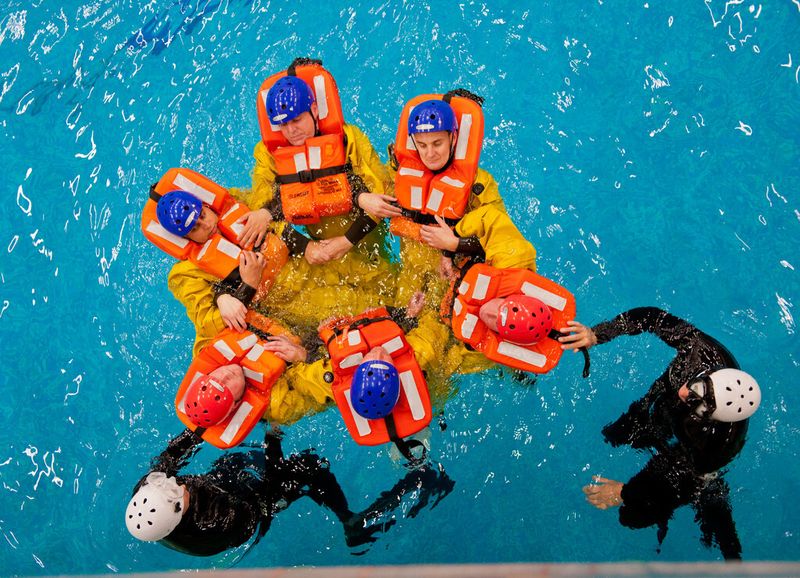 Jeder Offshore-Service-Techniker von Siemens absolviert ein Hochsee-Überlebenstraining. Dieses hochspezialisierte Trainingsprogramm findet in einer Halle des Trainings-Centers – wie hier etwa im britischen Middlesbrough - statt. Dort werden reale Bedingungen simuliert, beispielsweise Sturmböen, heftiger Regen oder die bewegte See. Der Techniker soll seine Fertigkeiten so weit trainieren, dass er zur eigenen Sicherheit und der des gesamten Service-Teams beitragen kann. (Bild: Siemens-Pressebild)