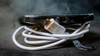 Lithium-Ionen-Akkus bilden beim Aufladen sogenannte Dendrite – die zu einer Explosion führen können.  (©Kajanan - stock.adobe.com)