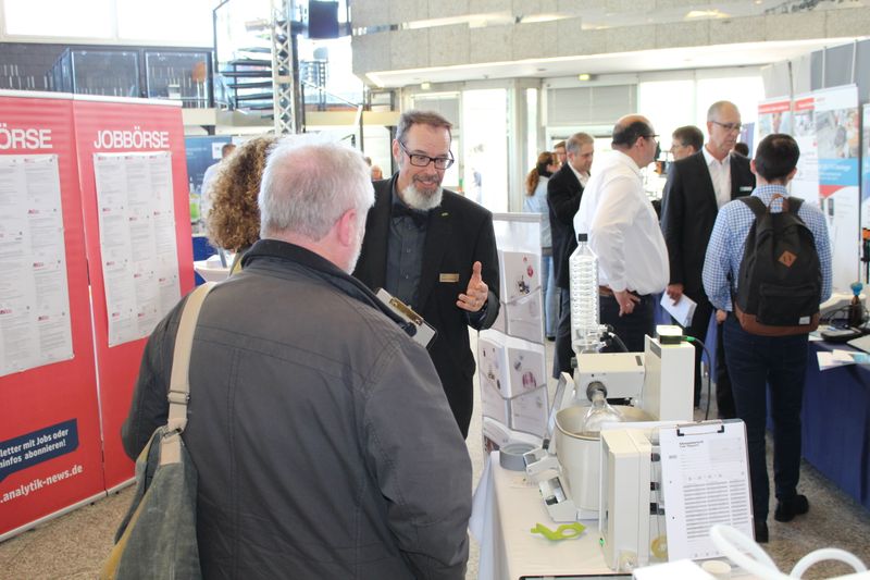 Impressionen der Lab-Supply Leverkusen vom 15. Mai 2019  Die dritte Station der Lab-Supply war in diesem Jahr das Forum Leverkusen. Hier sind ein paar visuelle Eindrücke vom Messetag und Besucherstimmen für Sie zusammengestellt. Die nächste Lab-Supply ist am 13. Juni 2019 in Berlin. Weitere Infos zu den kommenden Lab-Supply-Messen finden Sie auf www.lab-supply.info.   Lese-Empfehlung: Nachbericht zum erfolgreichen Auftakt der Lab-Supply in Wien. (Bild: C. Lüttmann, LABORPRAXIS)