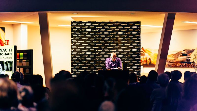 In diesem Jahr war die Lesenacht im Autohaus Stiglmayr Teil der Pfaffenhofener Lesebühne. (Bild: Autohaus Stiglmayr)