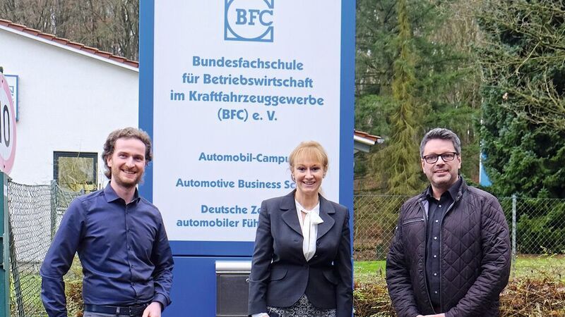 Autoproff auf der Suche in Northeim: Marcel Bedbur (l.) und Steffen Müller (r.) mit BFC-Leiterin Sylvia Gerl. (Zietz/»kfz-betrieb«)