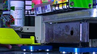 Kippgefahr gebannt: Im Vergleich zu Hubwagen müssen Mover-Anwender die Transportgegenstände wegen der geringen Bauhöhe der Transportmittel nur wenig anheben. (Dr. Tretter)