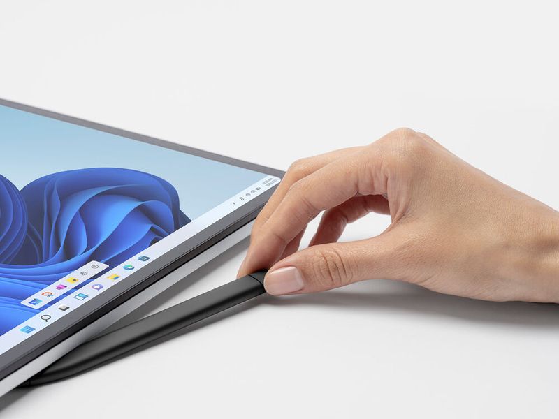 Der Pen wird magnetisch befestigt und dort aufgeladen. Die Akkulaufzeit beträgt bis zu 15 Stunden. (Microsoft)