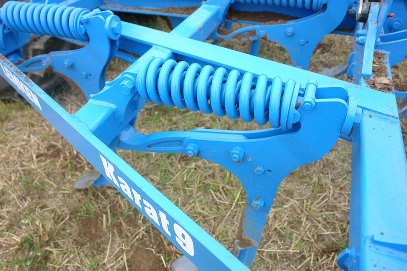Der Intensiv-Grubber Karat 9 verfügt über ein wartungsfreies Überlastelement, wodurch der Zinken automatisch nach hinten und oben ausweicht und nach dem Überwinden wieder in die Arbeitsposition zurückgeführt wird. (Bild: Lemken)