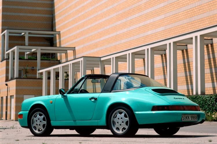 Der 964 Targa war der letzte 911 Targa, welcher über das klassische herausnehmbare Targadach mit Sicherheitsbügel und Glasheckscheibe verfügte. (Bild: Porsche AG)