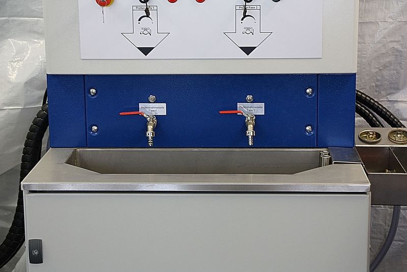 Ein Anreih-Standschrank von Sarel ist Basis der neuen kundenspezifischen Lösung mit integrierter Auffangwanne aus Edelstahl und Hähnen zur Prüfung des Mischungsverhältnisses. Bild: Peter Stipp (Archiv: Vogel Business Media)