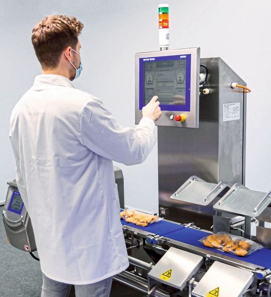 Die neuen Kombisysteme wurden speziell für die Anforderungen in rauen Produktionsumgebungen entwickelt und kombinieren dynamisches Wiegen und Metalldetektion in einem Gerät. Die neuen Kombisysteme wurden speziell für die Anforderungen in rauen Produktionsumgebungen entwickelt und kombinieren dynamisches Wiegen und Metalldetektion in einem Gerät.