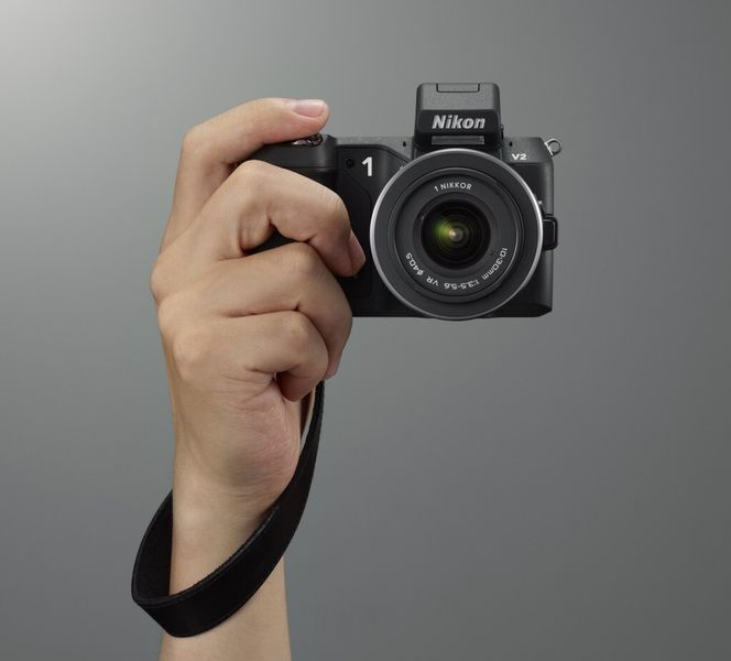 Handlichkeit ist eines der Hauptmerkmale der Nikon 1 V2. (Nikon)