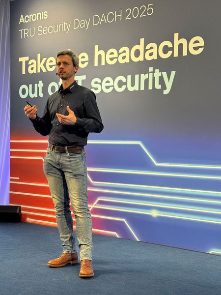 Marcel Henker (Acronis) stellt dem Publikum Microsoft Ultimate für MSP vor. (Bild: Vogel IT-Medien GmbH)