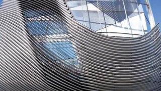 Edelstahlrohre, die als Verkleidungselemente für ein Gebäude in Saudi-Arabien passgenau gebogen werden sollen. Mit dem Mock-up hat Neu die Machbarkeit bewiesen. Die Realisierung soll bald starten.  (Bild: Neu)