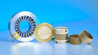 Forschern aus drei Fraunhofer-Instituten ist es jetzt gelungen, kompakte Hochlastaktoren aus additiv gefertigten, thermischen Formgedächtnislegierungen zu entwickeln, die auf kleinstem Raum hohe Kräfte entwickeln – und das auch noch flexibler und dynamischer als bisher. (Bild: Fraunhofer IPM)