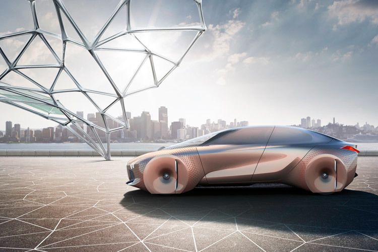 Reifen und vor allem Felgen-Designs spielen, wenn die Münchner Visionen wahr werden, keine Rolle mehr, da sie von Karosserie abgedeckt sind. Das wirkt sich äußerst positiv auf die Aerodynamik aus, aber negativ aufs Lenken; schließlich brauchen die Vorderräder Bewegungsfreiheit. (Foto: BMW)