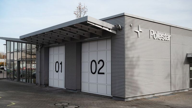 Dazu gesellen sich in Karlsruhe zwei Auslieferungsboxen. (Bild: Polestar)