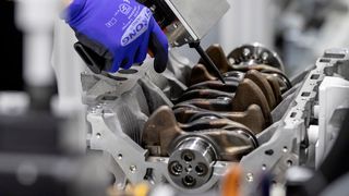 Blick in die Fertigung des M 139 bei Mercedes-AMG. (Daimler)