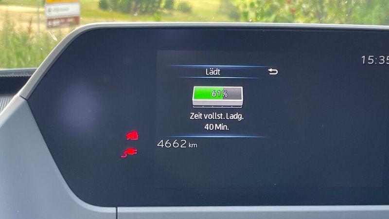 Die Ladestandsanzeige ist nur bei geöffneter Tür sichtbar – und auch nur kurz. (Bild: Grimm – VCG)