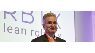 Frank Blase, Geschäftsführer von Igus, lüftet auf der Pressekonferenz während der Hannover Messe das Geheimnis um „Igus wird lila“. (Stefanie Michel)