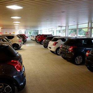 Die Ausstellungshalle zu sanieren, ist eines der nächsten großen Projekte im Autohaus Böhler.(Bild:  Rosenow/»kfz-betrieb«)