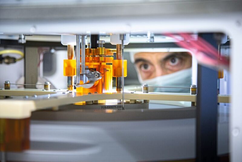 Ein Wartungsmitarbeiter inspiziert eine Plasma-Ätzanlage für Wafer. Bosch wird Halbleiter in 300-mm-Technologie erstmals in seinem künftigen Werk in Dresden fertigen. Im Testzentrum Reutlingen testet Bosch schon heute 300-mm-Wafer. (Bosch)